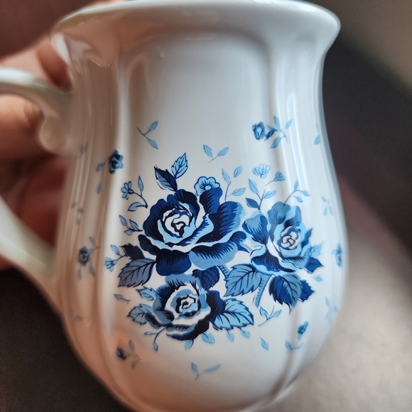 Ceramic white with blue roses cup - Picture 2 of 14